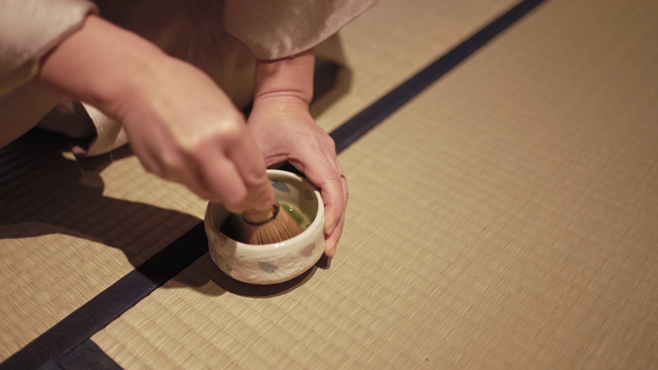 茶道体验在一个现代日本町屋酒店在京都。视频下载