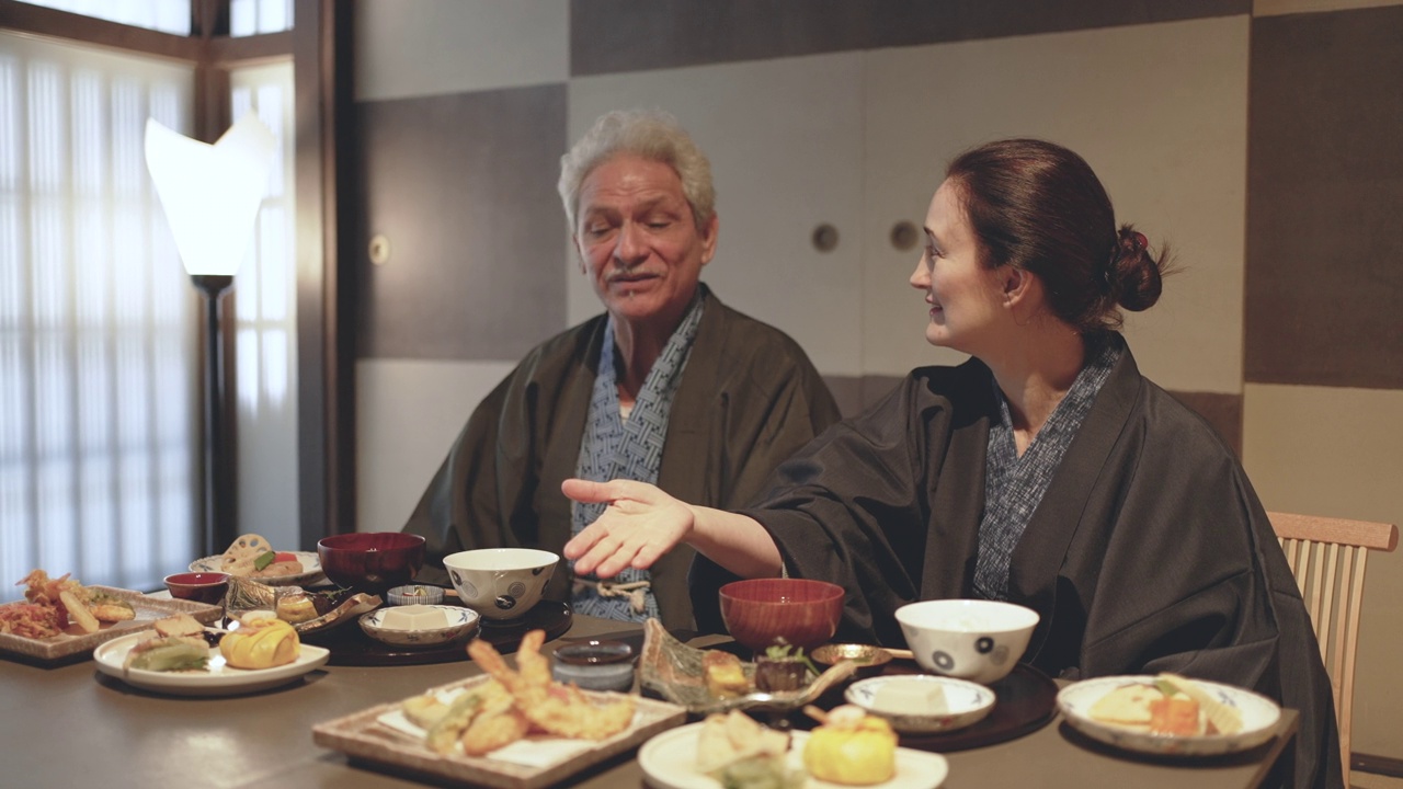 一对西班牙裔夫妇住在京都的町屋酒店，享受日本美食。视频下载