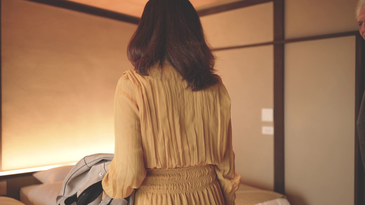 一对西班牙夫妇抵达京都町屋酒店房间，对房间印象深刻。视频下载