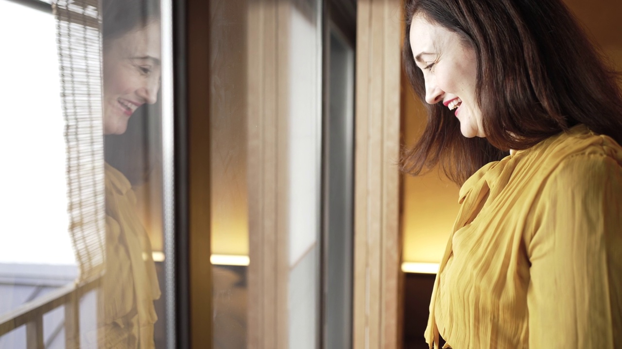 一名女子来到她的酒店房间在京都町屋酒店，很高兴看到她的房间。视频素材