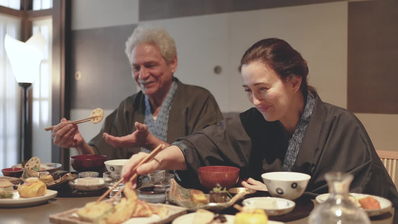 一对西班牙夫妇在京都町屋的一家酒店餐厅里品尝日本料理。视频素材