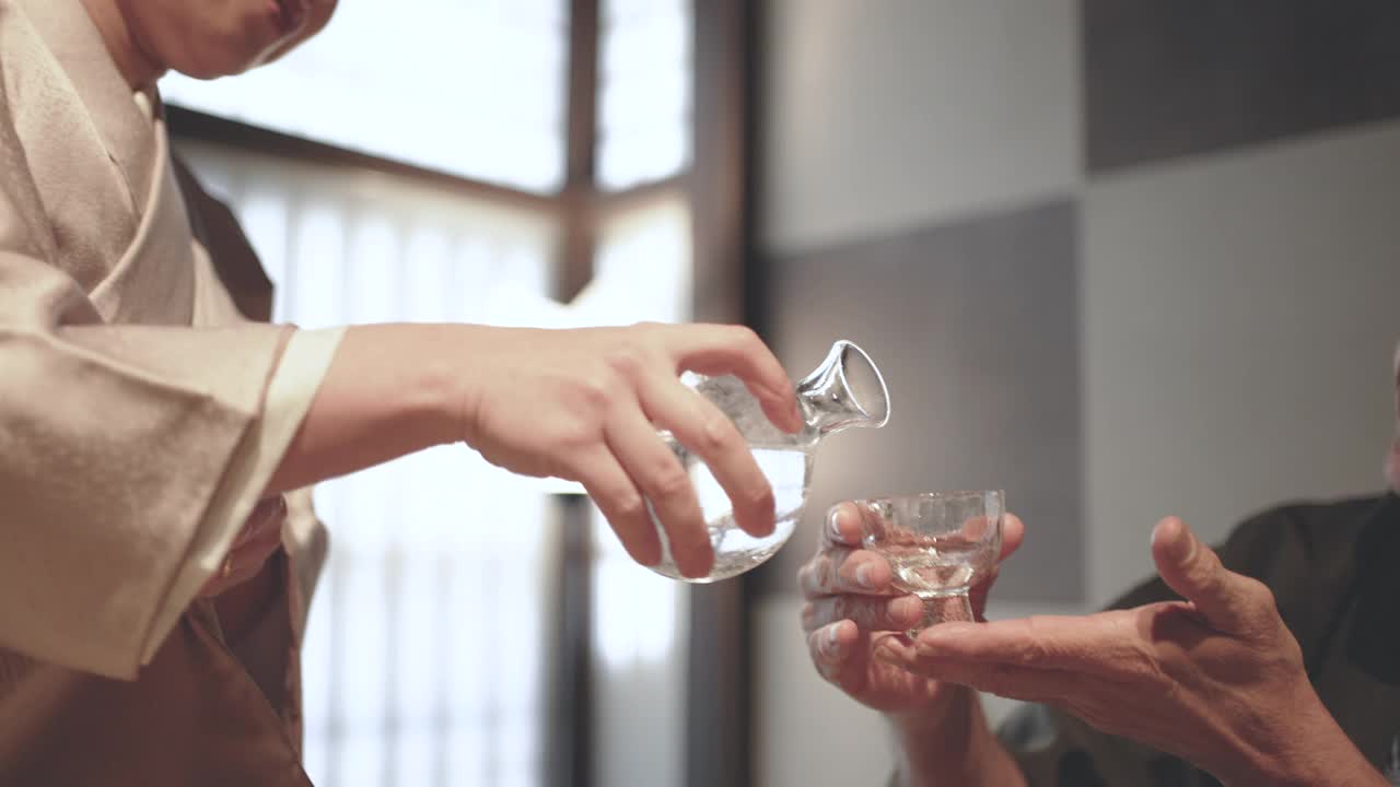 在日本京都的一家日式酒店餐厅里，一位男士正在品尝清酒。视频素材
