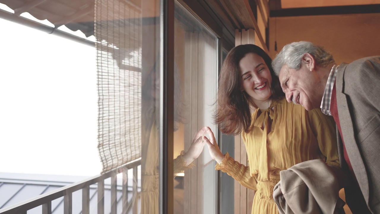 一对西班牙夫妇抵达京都町屋酒店房间，对房间印象深刻。视频素材