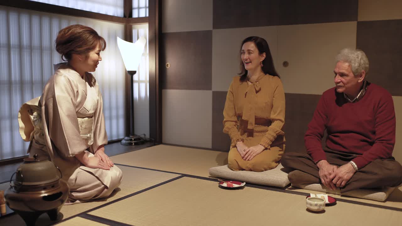 一对夫妇在旅行途中在京都体验茶道。视频下载