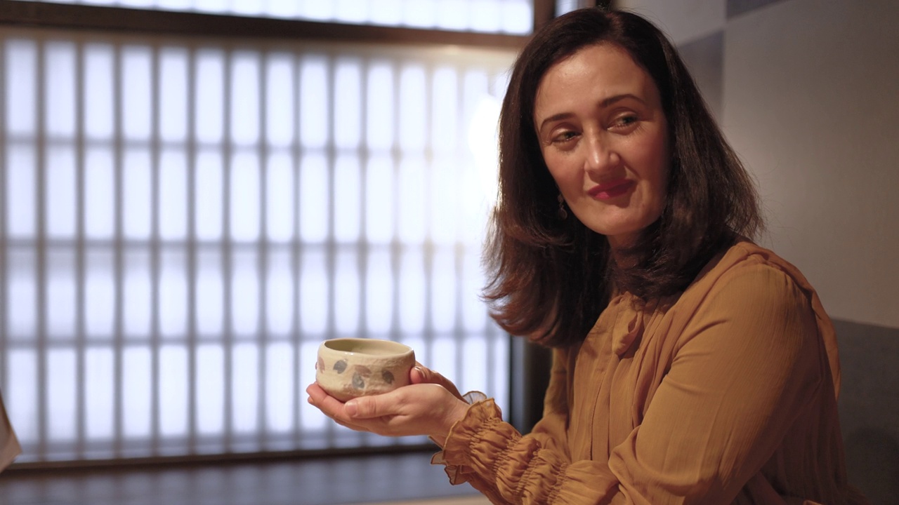 女人体验茶道，享受茶水。视频下载