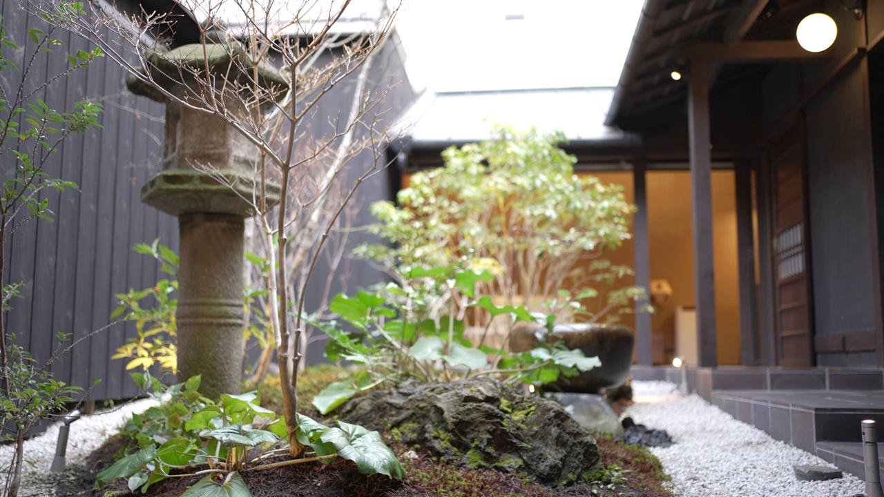 日本京都町屋酒店日式庭院。视频素材