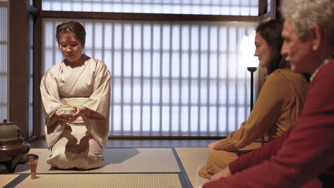 一对夫妇在旅行途中在京都体验茶道。视频下载