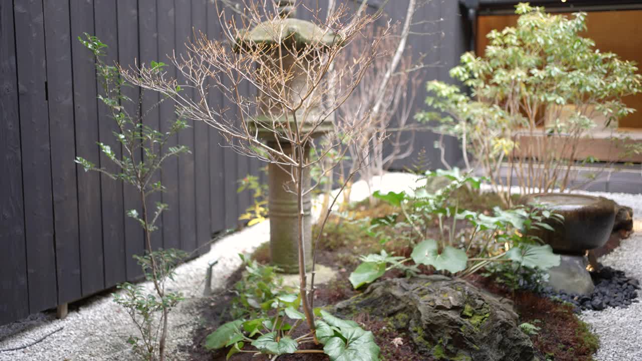 日本京都町屋酒店日式庭院。视频素材