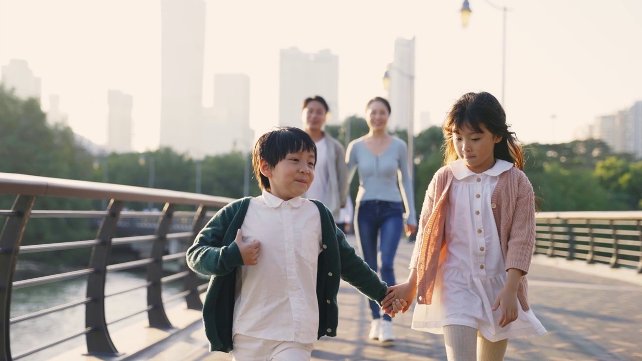 亚洲家庭在城市公园放松视频素材