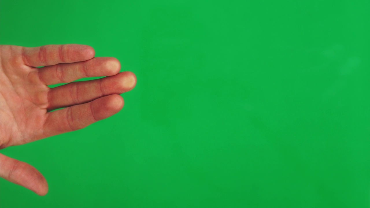 15个手势的手掌包控制触摸屏与一个男性白种人的手在一个绿色的屏幕视频素材