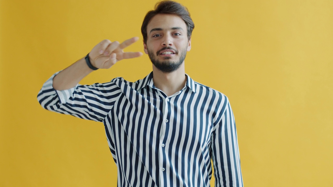 吸引人的中东人在黄色背景上跳舞的肖像视频素材