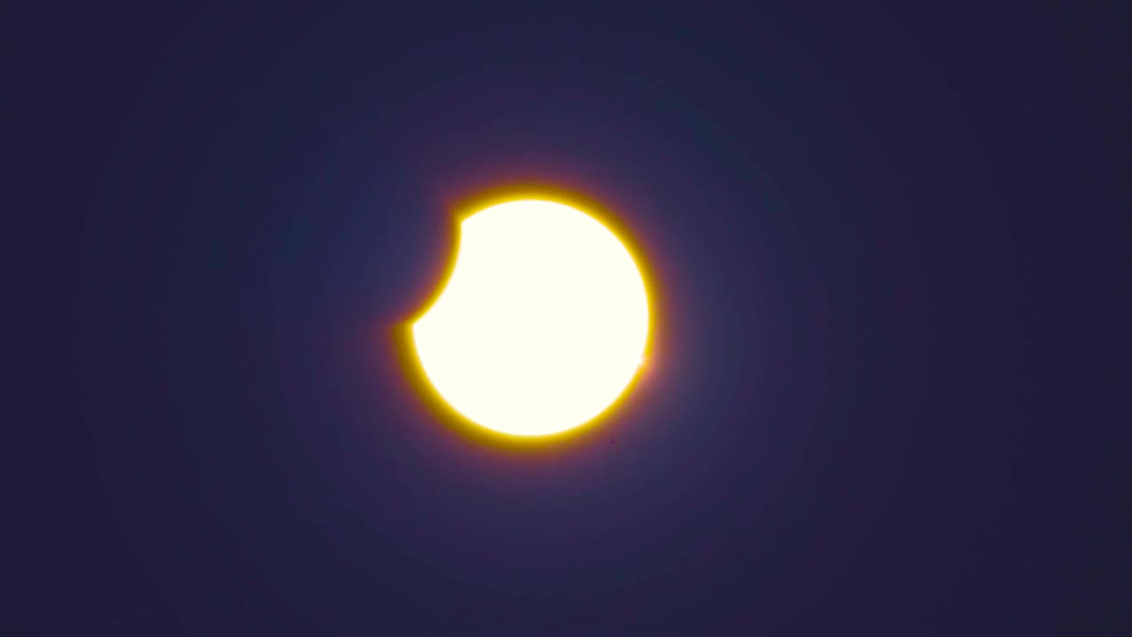 逼真的日食和月亮运动，阴影在地球上视频下载