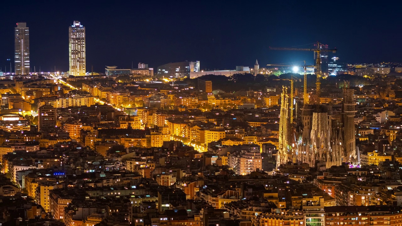 巴塞罗那，加泰罗尼亚，西班牙，缩小城市景观的时间推移的历史地标圣家族大教堂在夜间视频下载