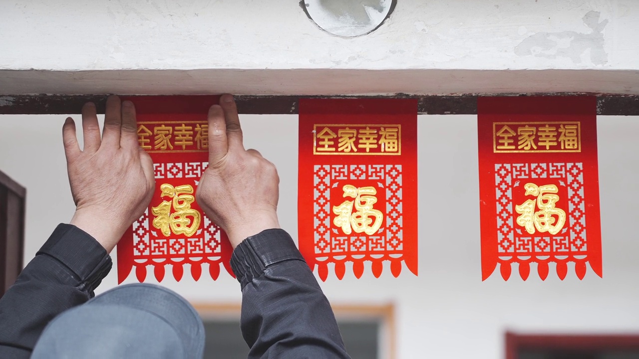 中国新年门上的红色装饰视频下载