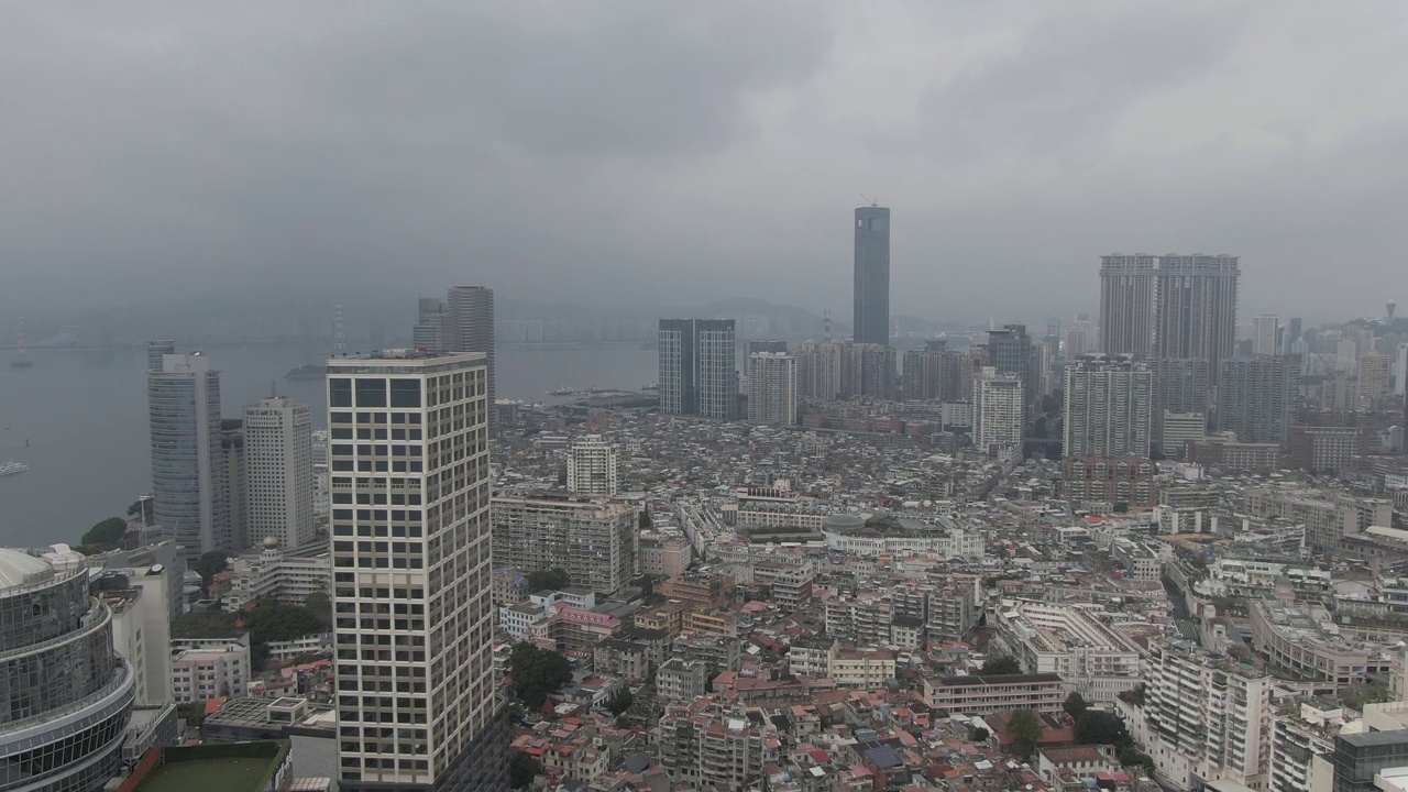 俯瞰阴云密布的城市视频下载