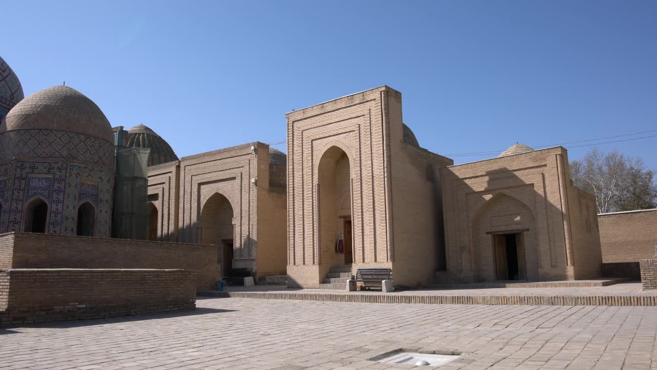 在乌兹别克斯坦撒马尔罕的沙伊-辛达合奏团的陵墓前视图视频下载