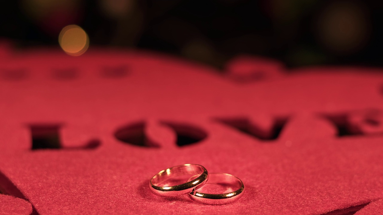 结婚戒指上的情书心形视频素材