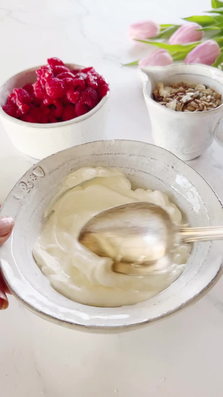 垂直食物准备博客蒙太奇社交媒体覆盆子格兰诺拉酸奶视频下载