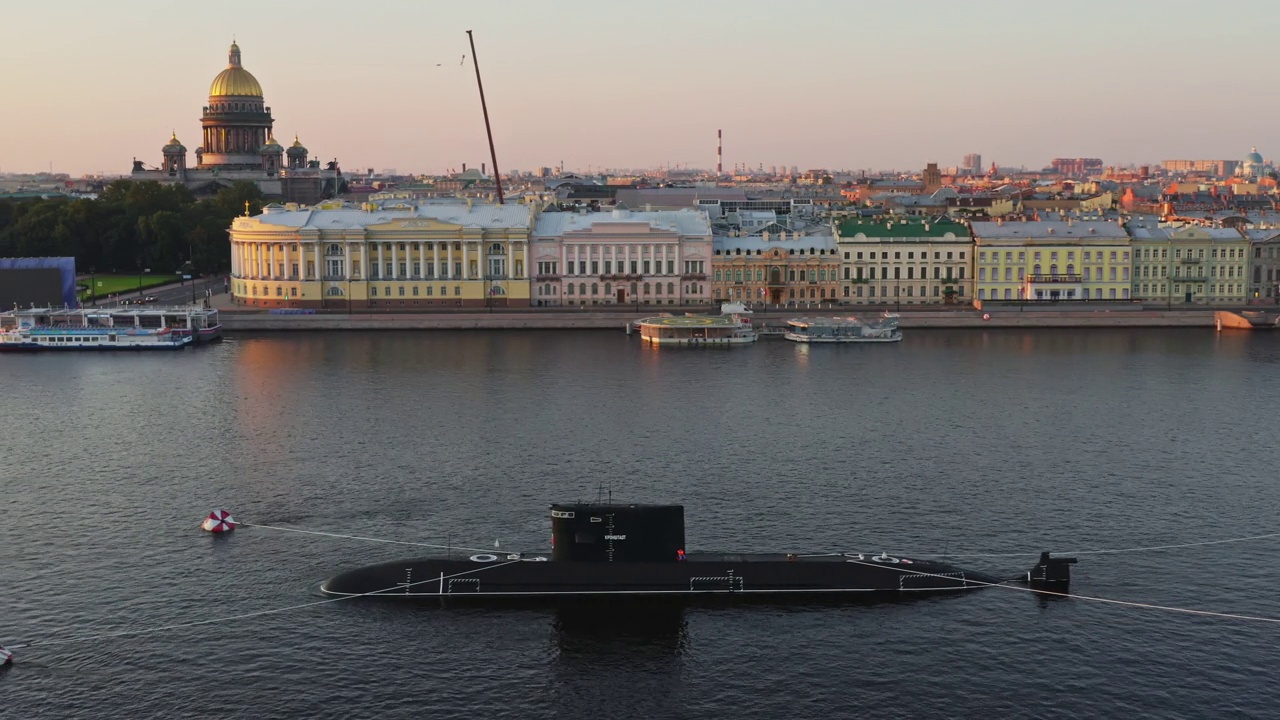 空中清晨的城市景观，战舰在涅瓦河的水域前俄罗斯海军，海上力量，最新的巡洋舰在景观中，以撒大教堂的背景视频下载