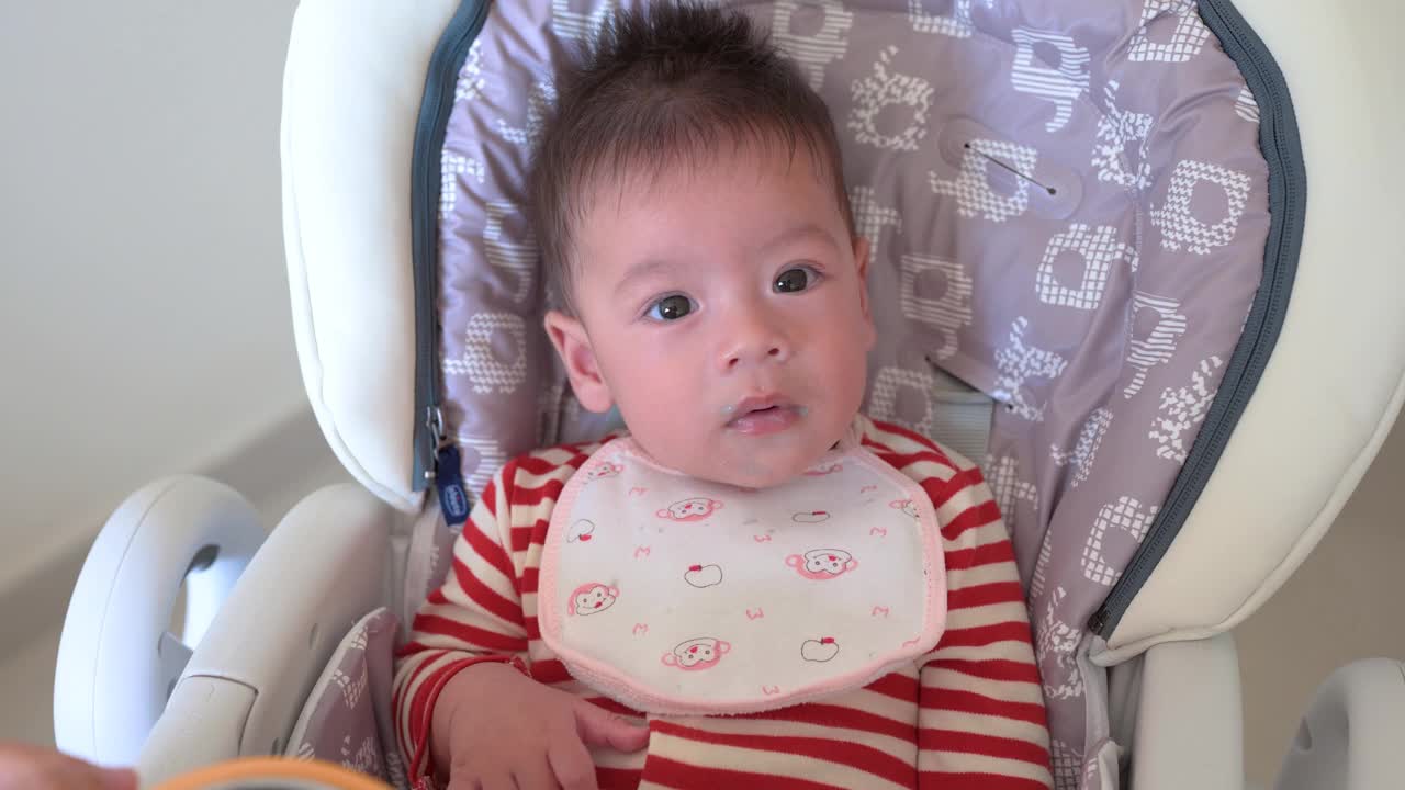 母亲喂她的婴儿的儿子粥作为第一补充食物视频下载