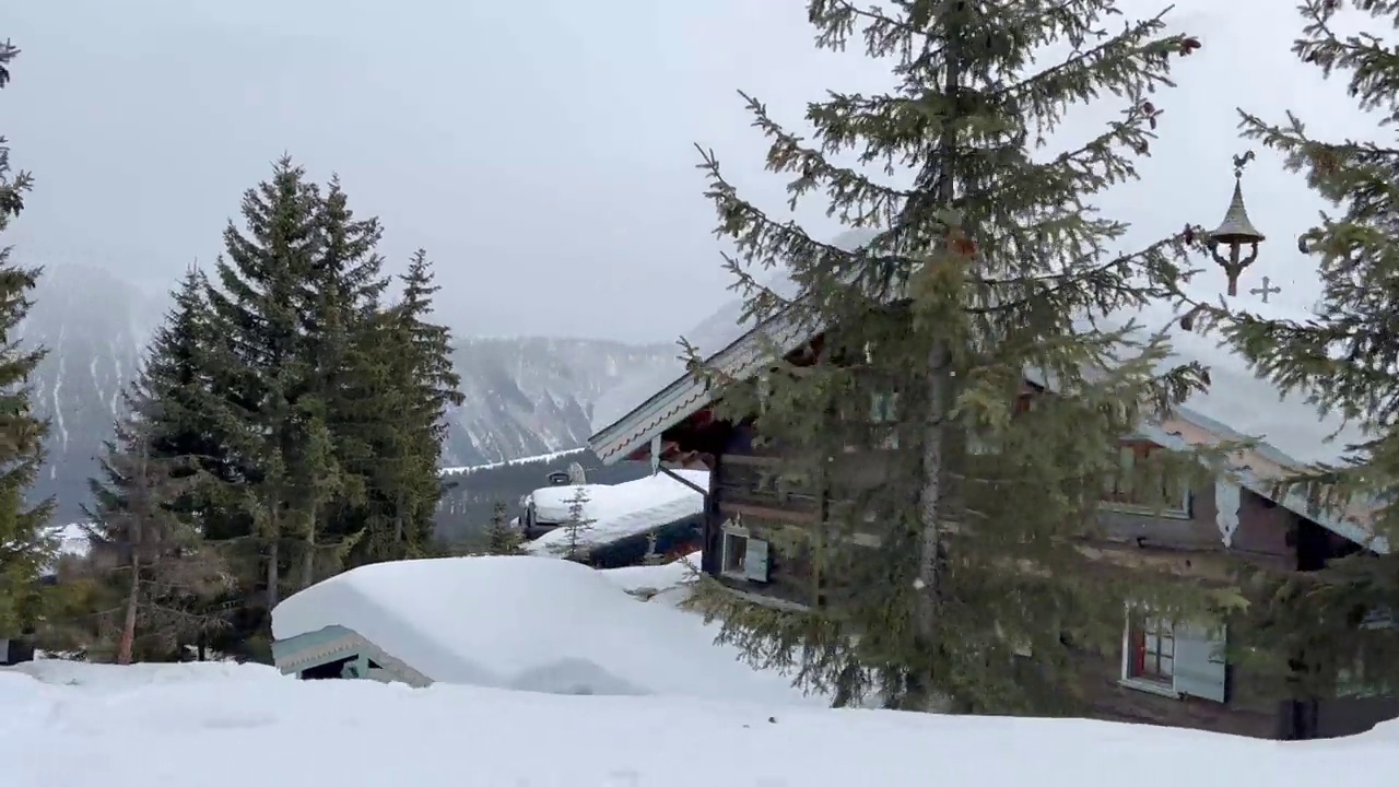 雪天从斜坡上看滑雪胜地的景色视频下载