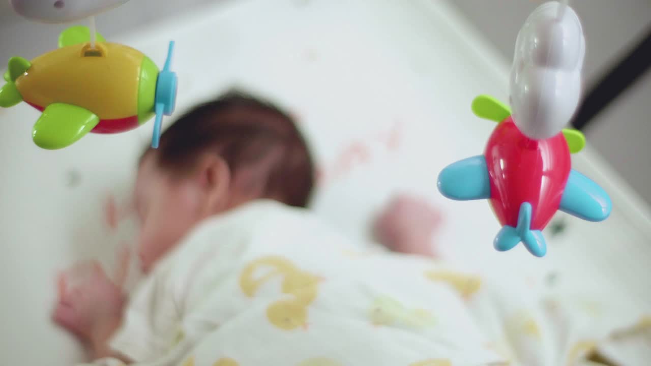 亚洲新生儿在家里的床上睡得很好。视频下载