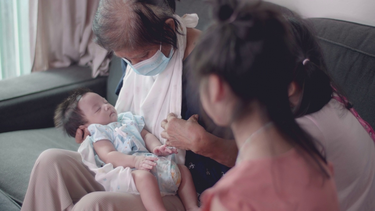 亚洲家庭照顾新生男婴。视频素材