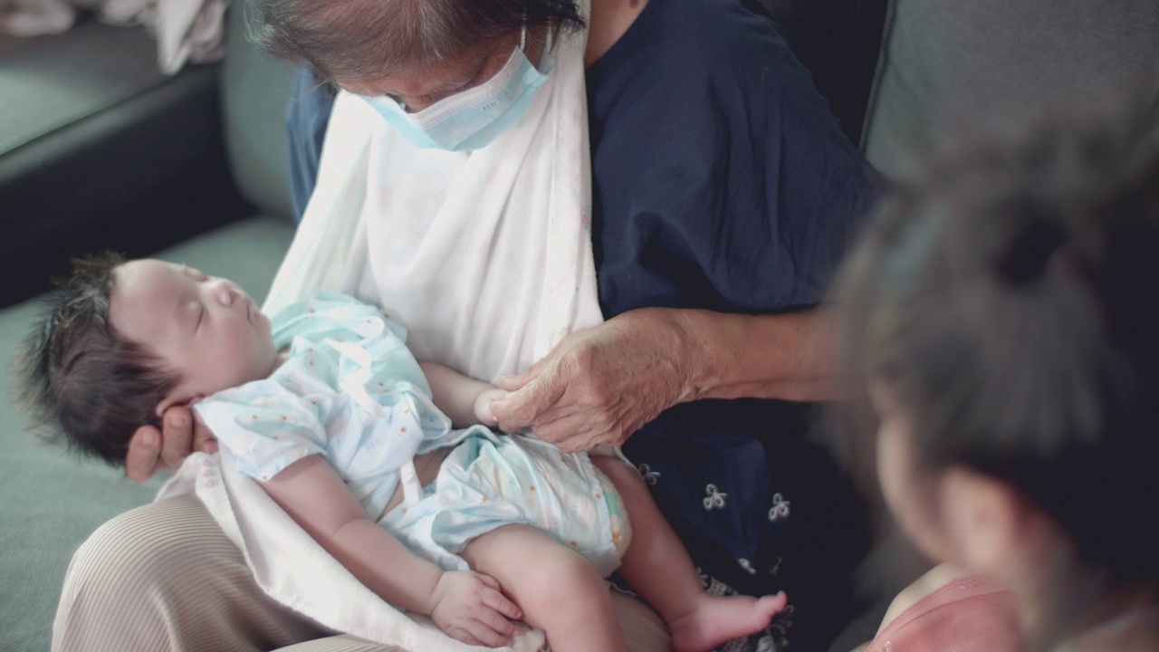 亚洲家庭照顾新生男婴。视频素材
