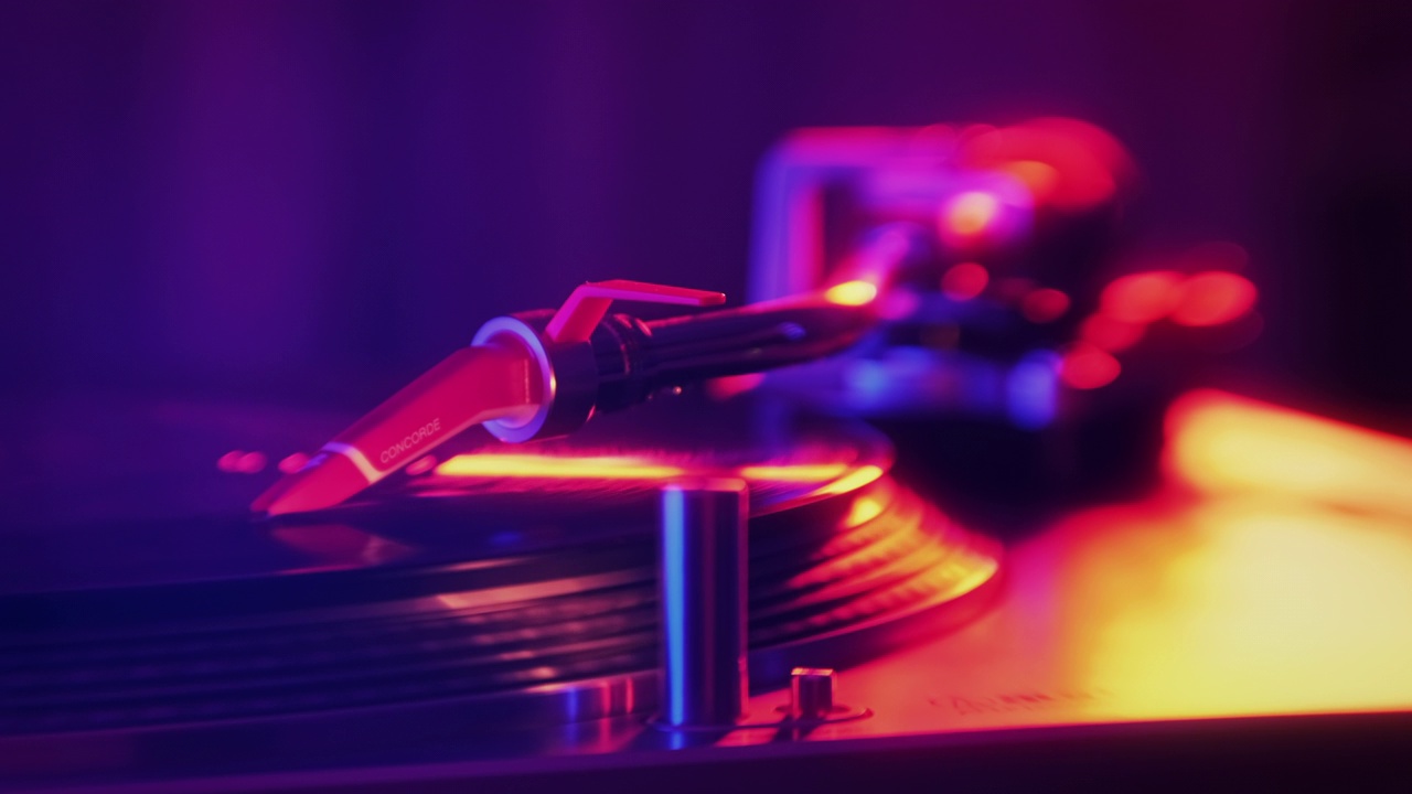 带旋转黑胶唱片的可工作的电唱机。霓虹蓝色和红色视频购买