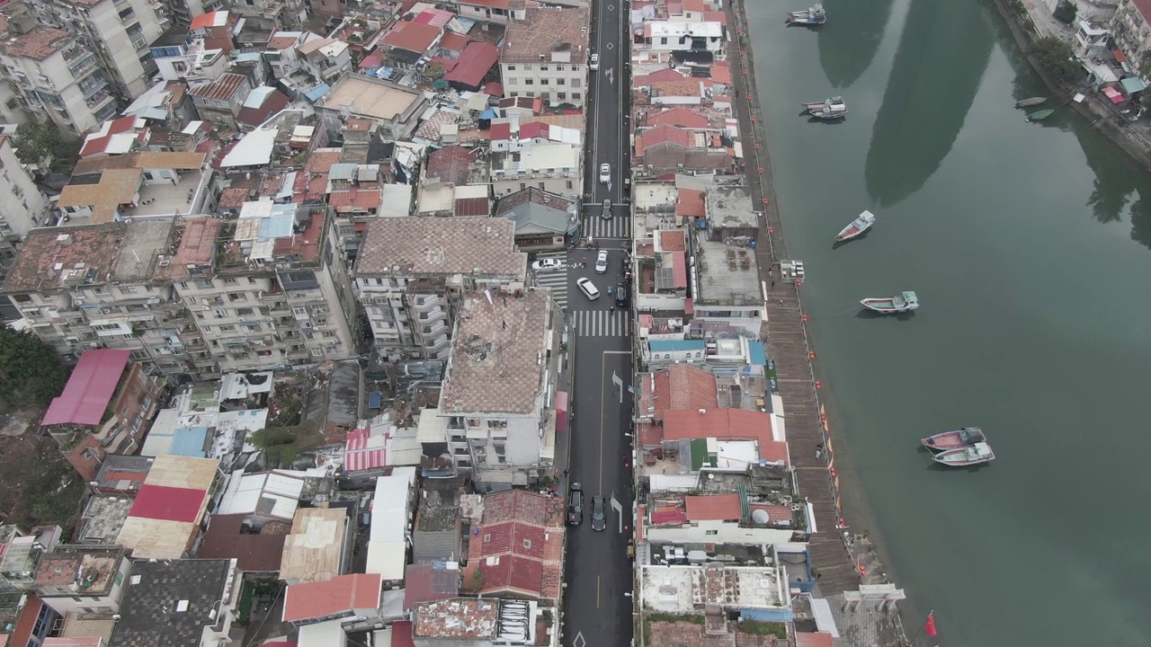 俯瞰海滨小镇的道路视频下载