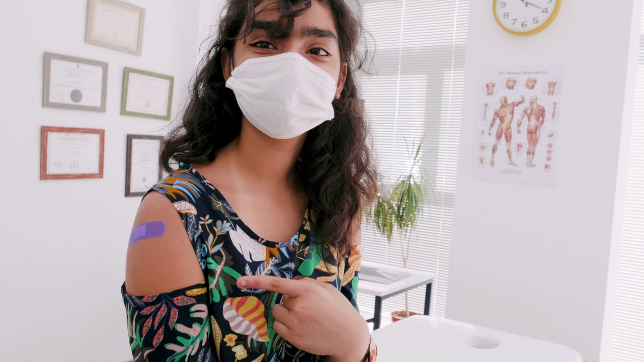 十几岁的女孩接种疫苗后视频下载