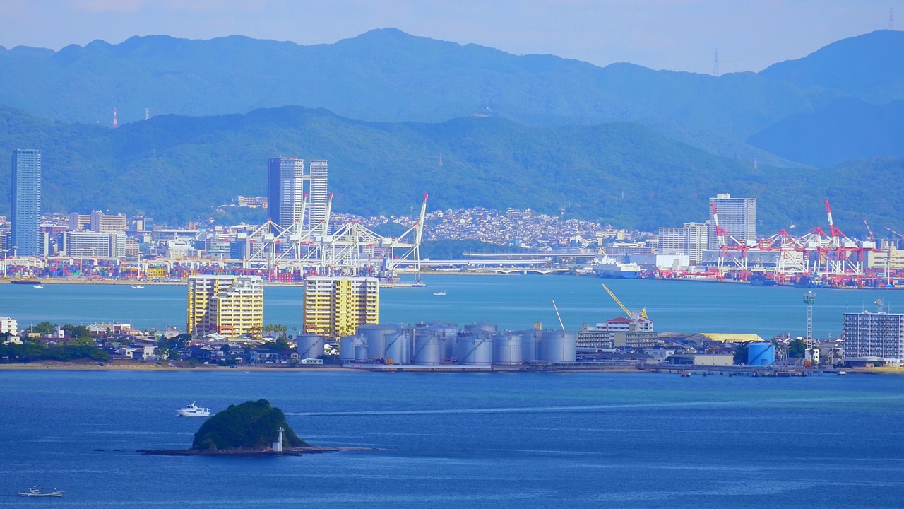 日本福冈市博多港工业区。小船、集装箱、起重机。视频下载