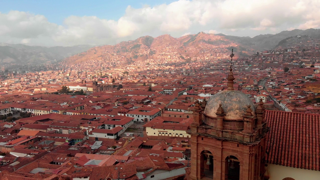 无人机拍摄的俯瞰南美山区城市的天主教堂视频素材