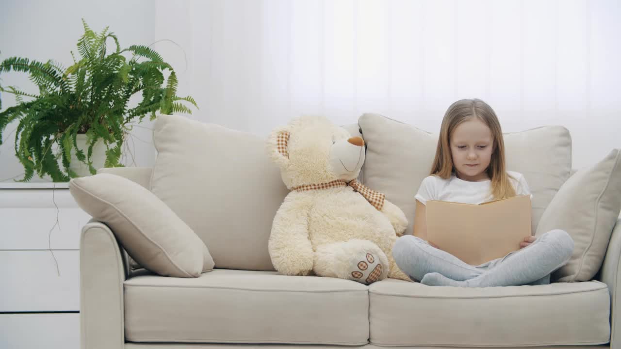 小女孩在泰迪熊旁边用手摸脸的4k视频视频素材