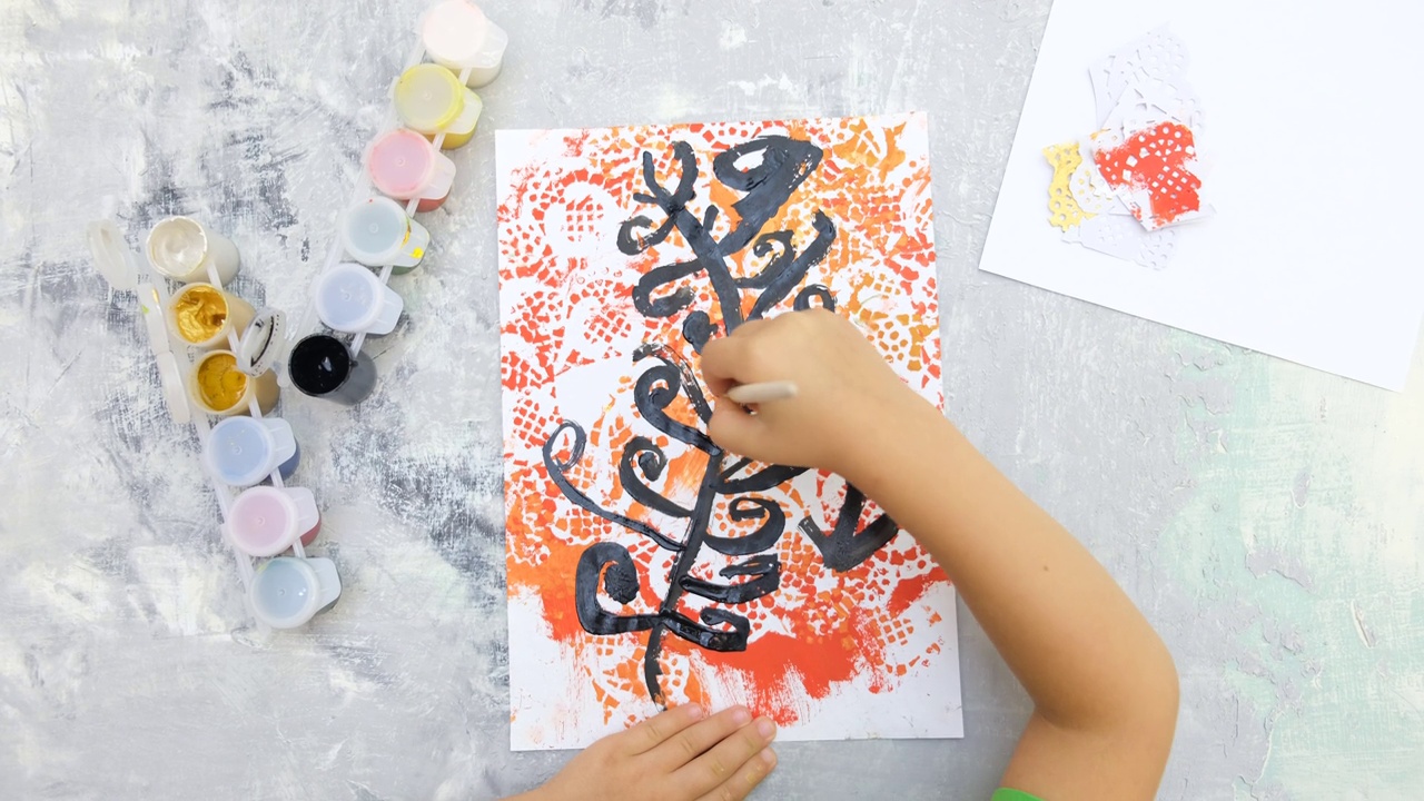 小女孩用水粉画花或树，孩子的艺术。工艺的概念。如何制作贺卡，为母亲节或孩子的生日制作手工礼物视频下载