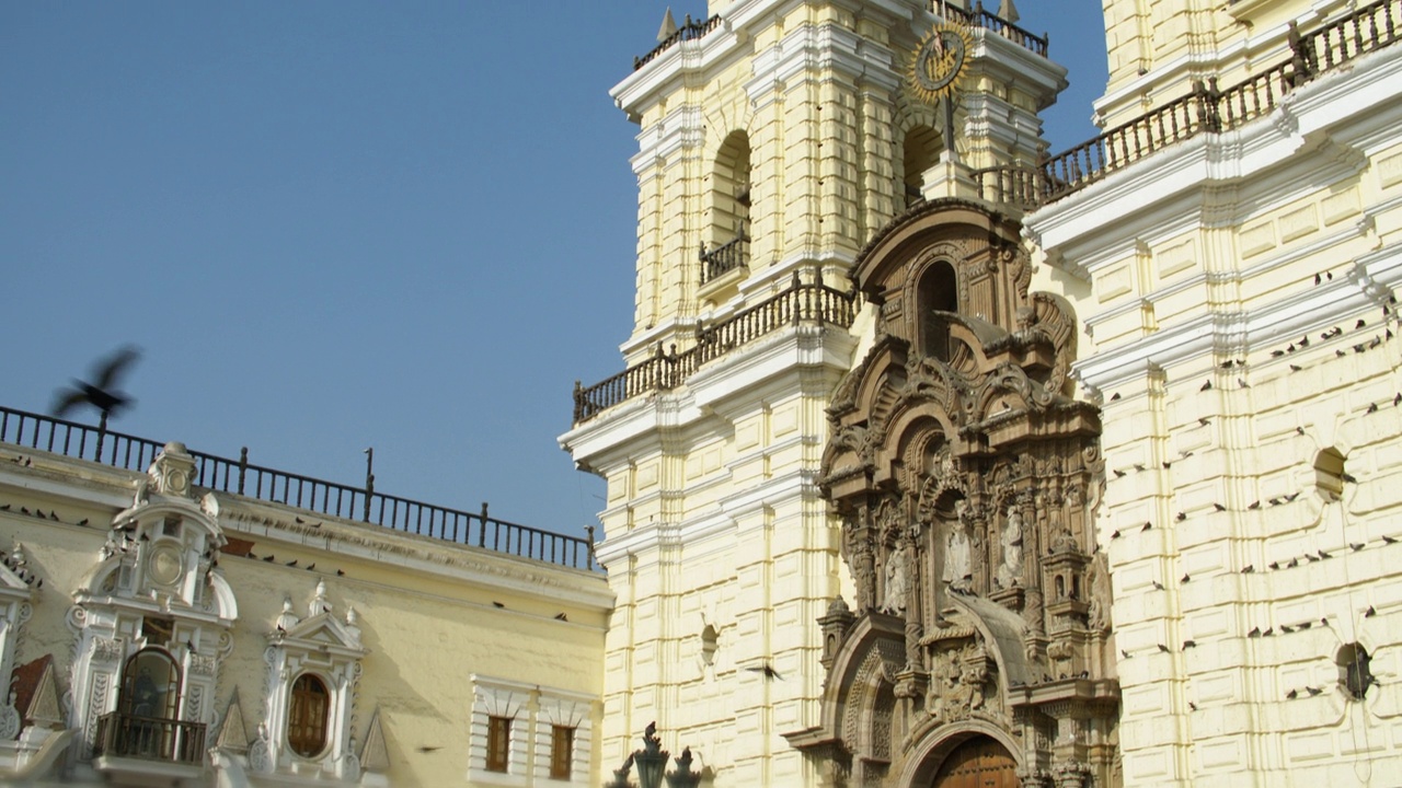 南美洲一座古老的天主教教堂的正面视频素材
