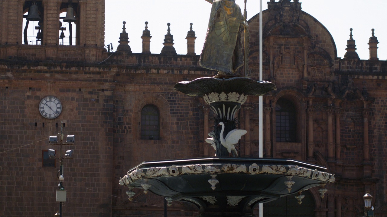 南美西班牙殖民城市的旧天主教教堂前的雕像和喷泉的倾斜镜头视频素材