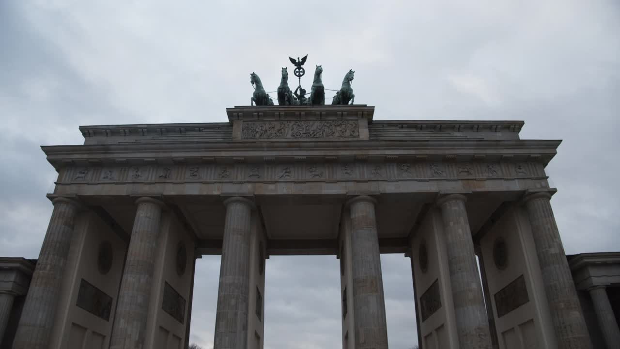 Brandenburger Tor的低角度视图。著名的带有圆柱的新古典主义纪念碑。穿过大门。柏林,德国视频素材