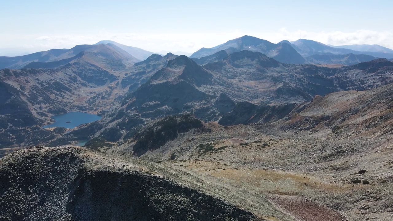 鸟瞰保加利亚皮林山Polezhan峰视频素材