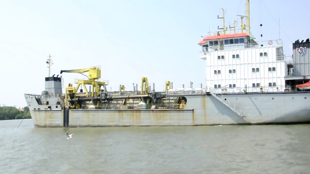 货船、海船停泊在沙木普拉干省湄南河中央视频素材