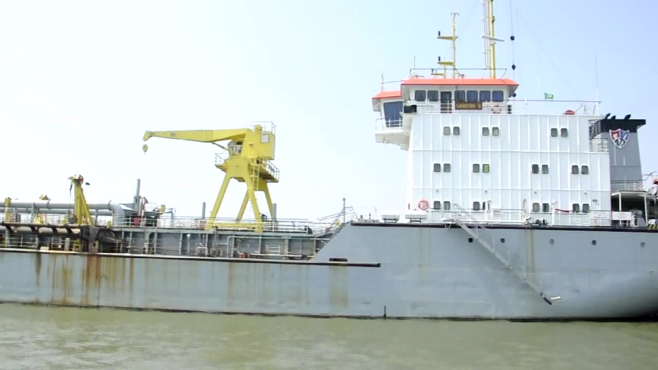 货船、海船停泊在沙木普拉干省湄南河中央视频素材