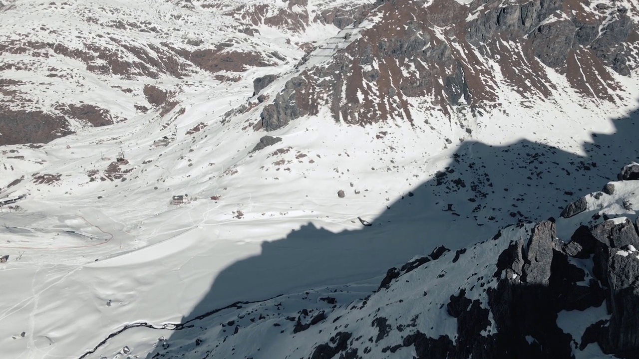 无人机拍摄的蒙特罗萨，加贝特湖地区，达奥斯塔谷，意大利视频素材