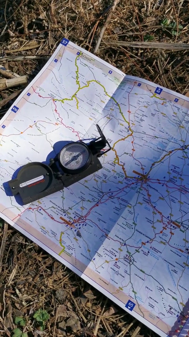 一套小工具的定向和冒险作为一个旅行指南针，地图视频素材