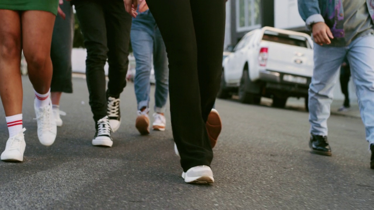 一组年轻人一起走在城市里的4k视频片段视频下载