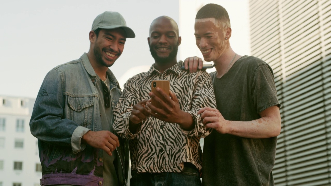 三个男性朋友在手机上看东西的4k视频视频下载