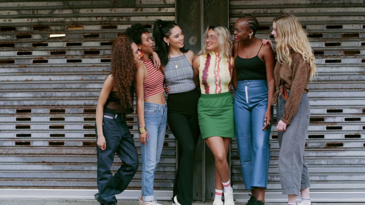 一组年轻女性站在一起的4k视频片段视频下载