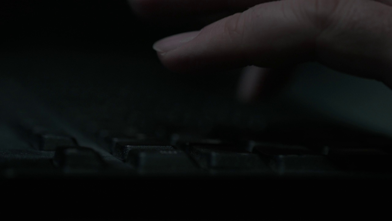 这个人正在键盘上打字。她用手指按电脑键。特写镜头是用笔记本电脑在互联网上打字。社交网络中的通信。视频素材