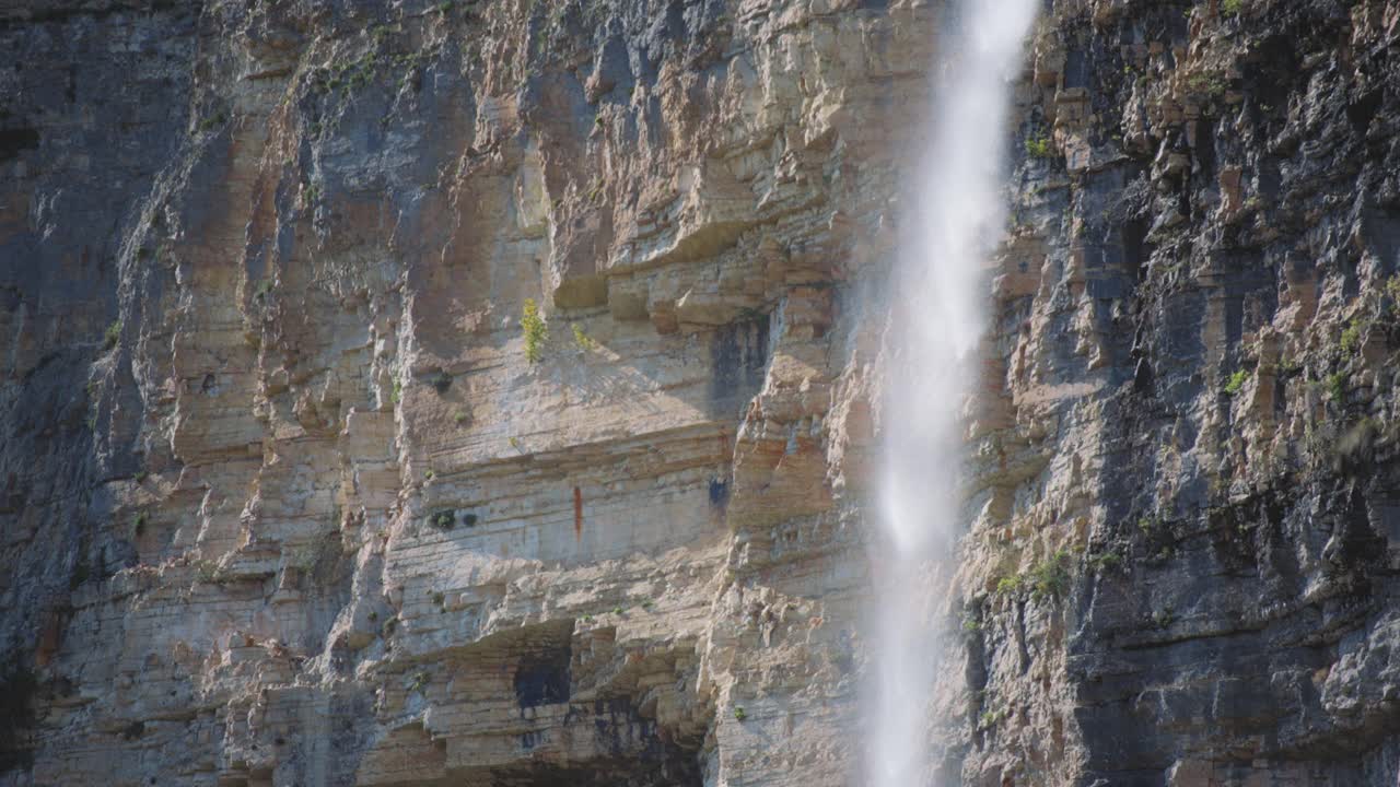 水从悬崖上溅起视频下载