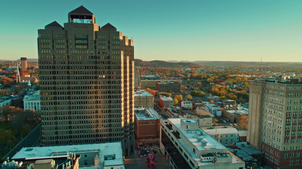 左移动鸟瞰图办公大楼在纽黑文，康涅狄格州视频素材