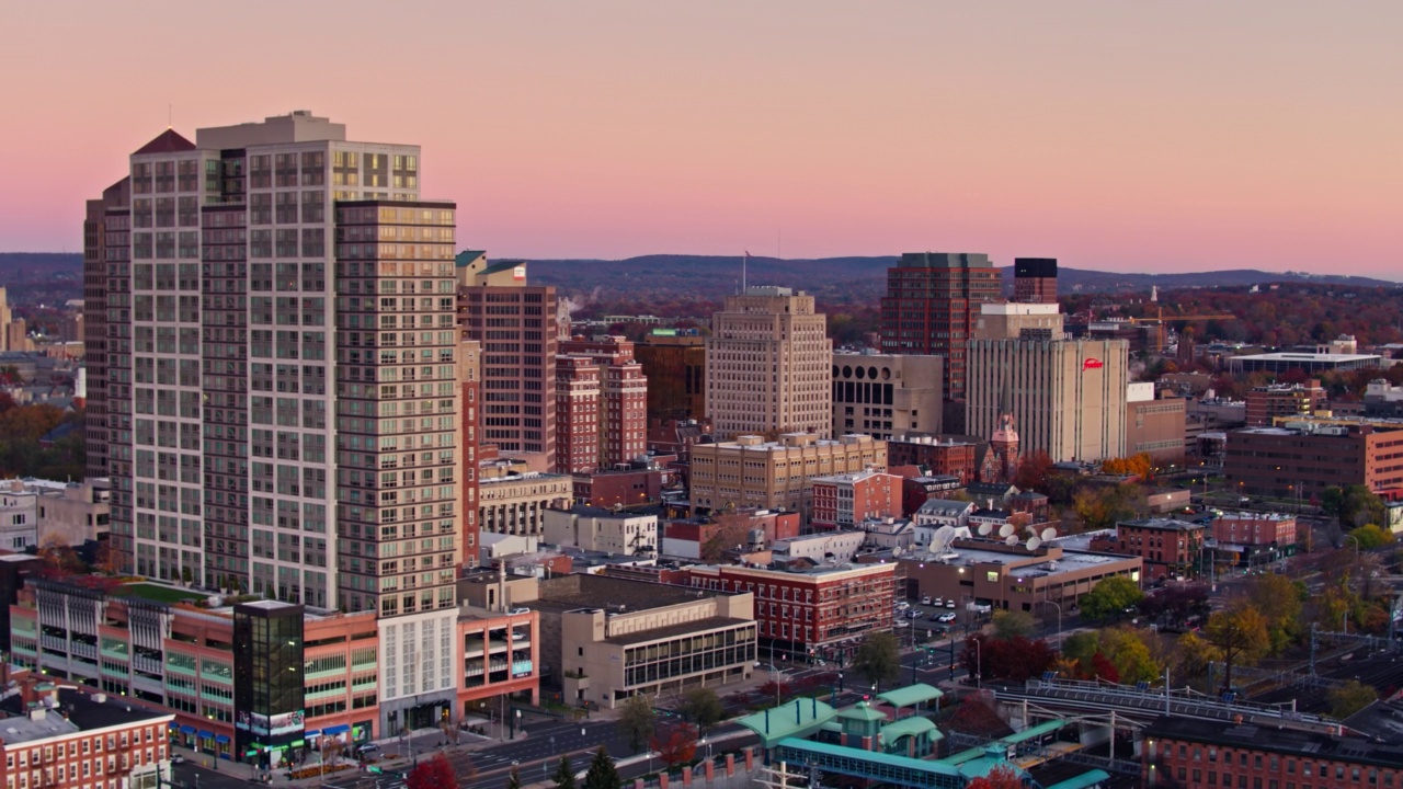 无人机飞过康涅狄格州纽黑文市中心的办公室和公寓视频素材